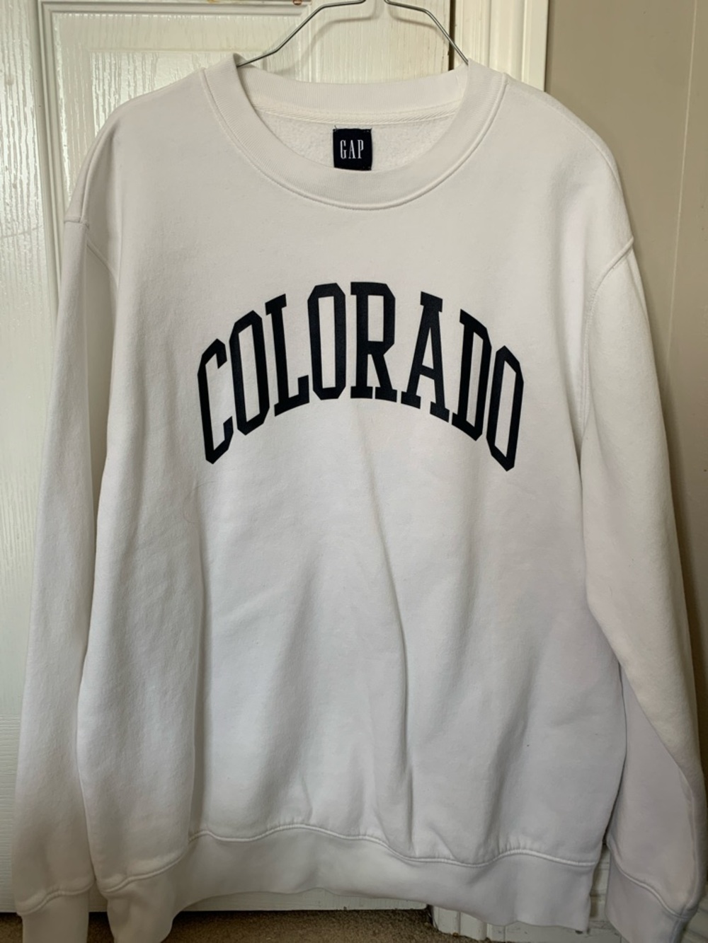 GAP White Crewneck Sweatshirt with Black 'COLORADO' Arch